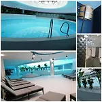 Hanza Tower Apartment-basen アパート *