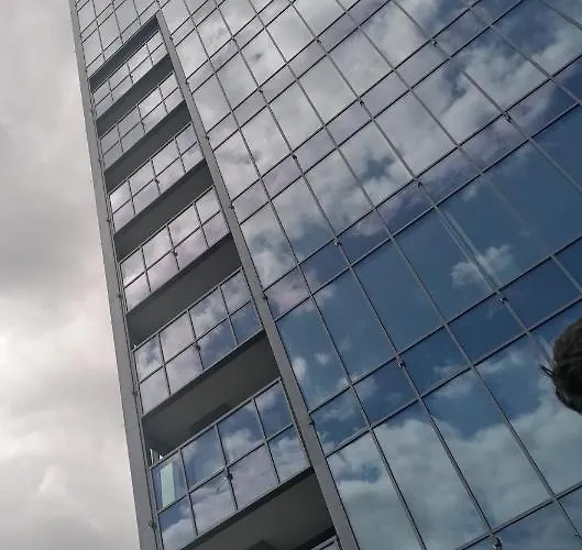 Hanza Tower Apartment-basen